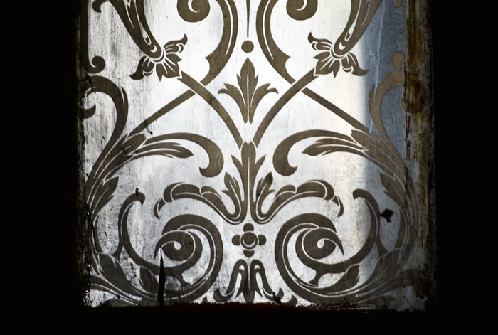 Травленые стекла начала ХХ века в петербургском доходном доме по адресу ул. Ломоносова, 18. Фото 2020