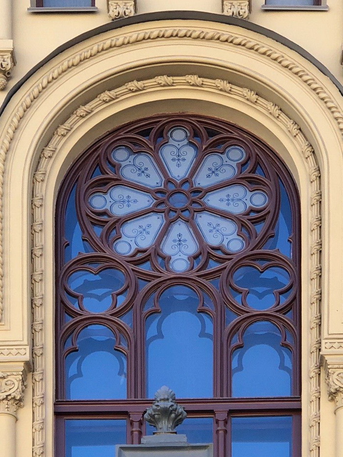 Окна с декоративным остеклением в здании Коммерческого училища в С.-Петербурге на ул. Ломоносова, 9. Фото 2020