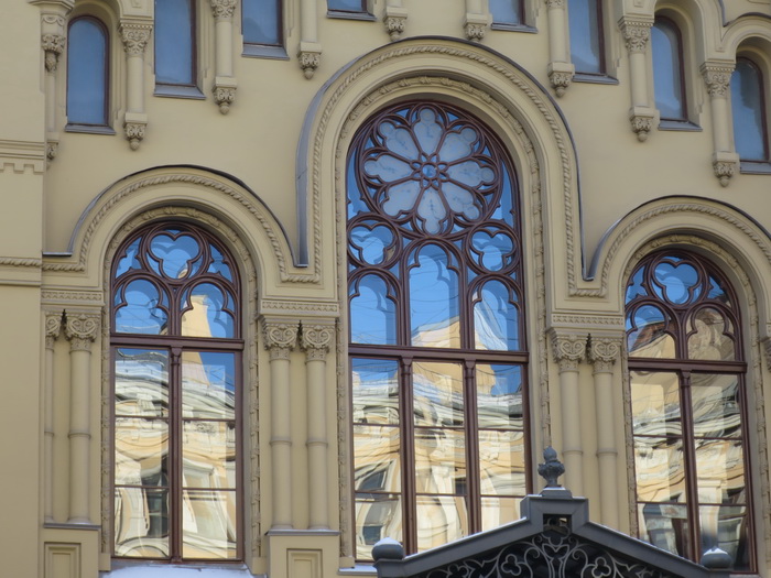 Окна с декоративным остеклением в здании Коммерческого училища в С.-Петербурге на ул. Ломоносова, 9. Фото 2021