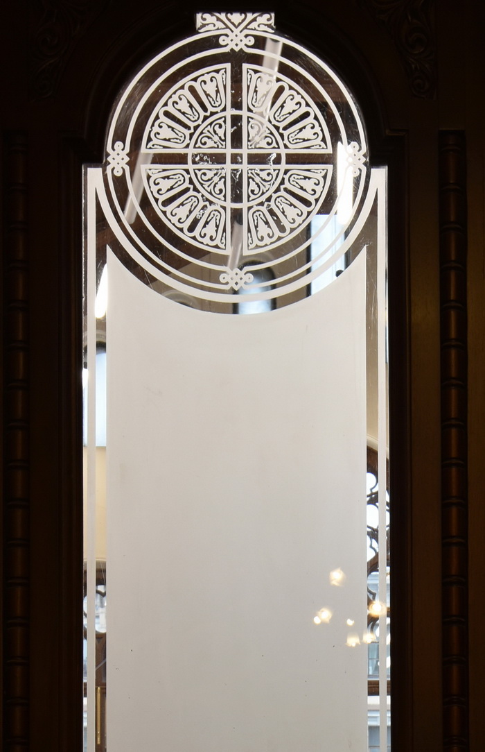Двери с декоративным остеклением в здании Коммерческого училища в С.-Петербурге на ул. Ломоносова, 9. Фото 2022
