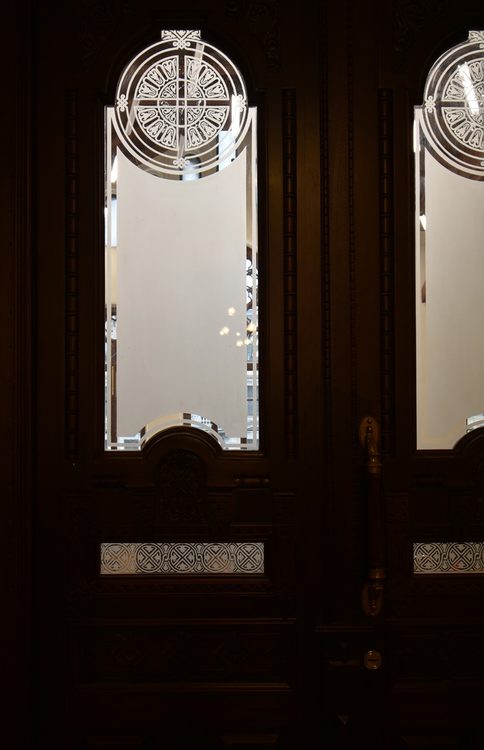 Двери с декоративным остеклением в здании Коммерческого училища в С.-Петербурге на ул. Ломоносова, 9. Фото 2022
