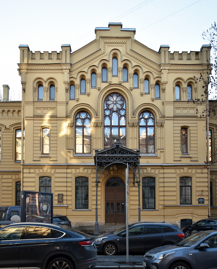 Здание Коммерческого училища в С.-Петербурге на ул. Ломоносова, 9. Фото 2022