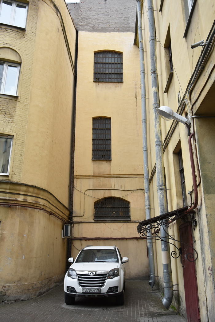 Окна в особняке Безобразовой в Петербурге на Моховой ул., 34. Фото 2022