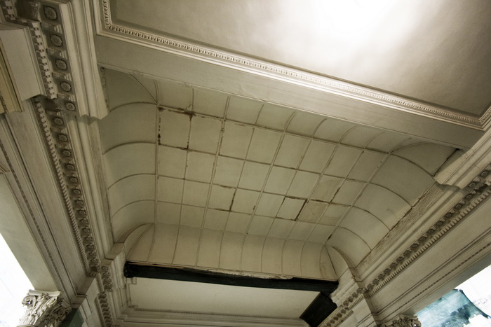 Стеклянный потолок над лестницей в особняке Безобразовой в Петербурге на Моховой ул., 34. Фото 2022