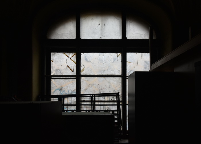 Окно с травлеными стеклами в стиле рококо в доходном доме в Петербурге по адресу ул. Моховая, 27-29. Фото 2020