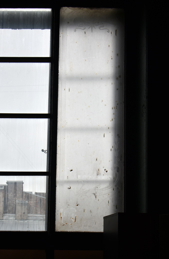 Окно с травлеными стеклами в стиле рококо в доходном доме в Петербурге по адресу ул. Моховая, 27-29. Фото 2020