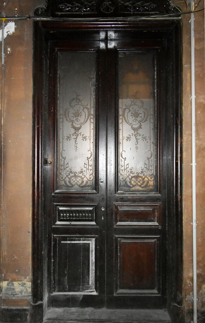 Двери с травлеными стеклами в стиле рококо в доходном доме в Петербурге по адресу ул. Моховая, 27-29. Фото 2020