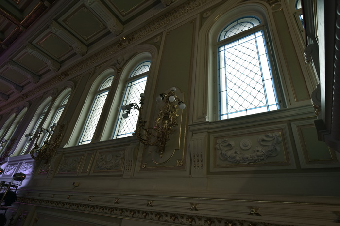 Витражные окна в зрительном залее Капеллы в Петербурге по адресу наб. р. Мойки, 20. Фото 2019