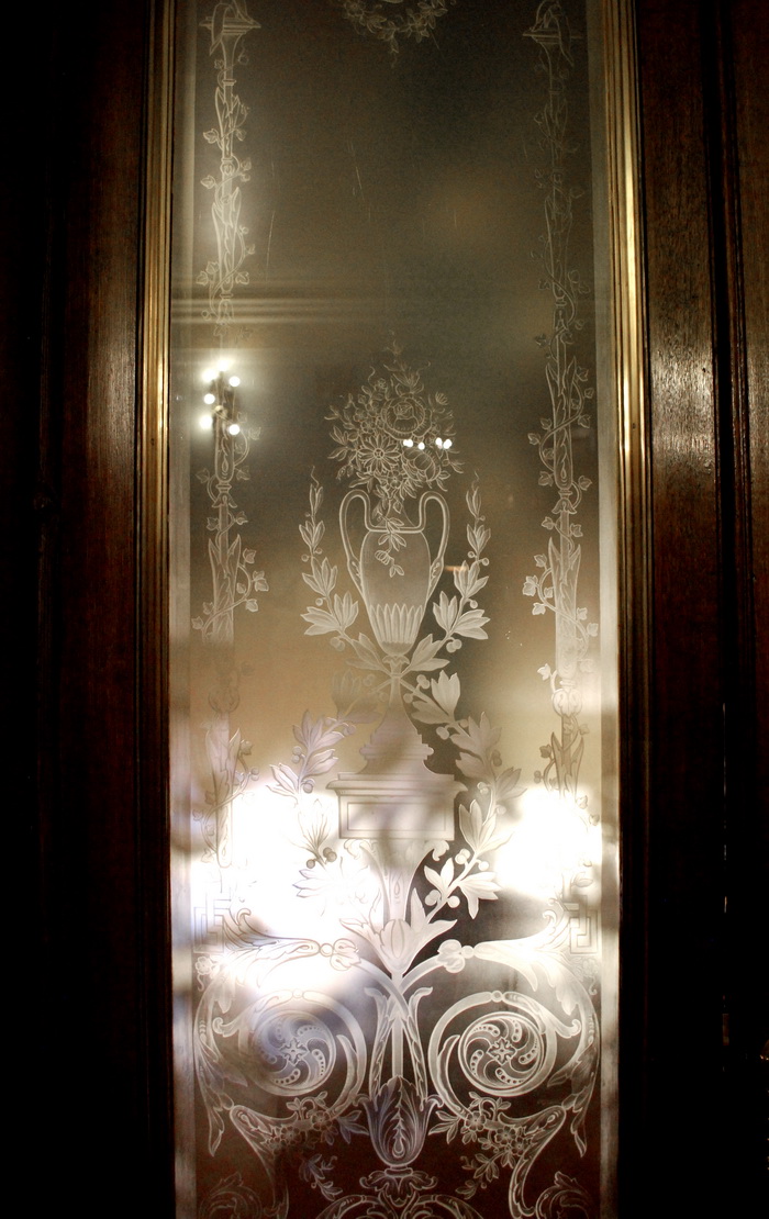 Двери с травлеными стеклами в доме Елисеевых на Мойке, 59. Фото 2020