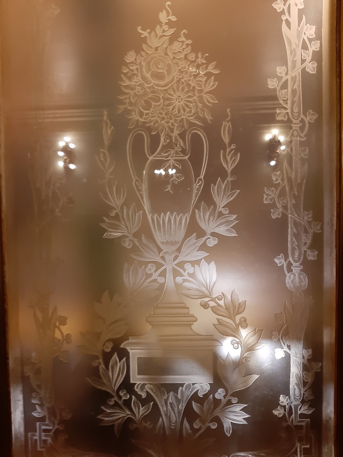 Двери с травлеными стеклами в доме Елисеевых на Мойке, 59. Фото 2020