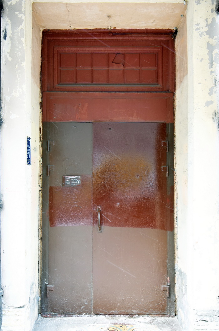 Фацетный витраж над дверью парадного входа в доходном доме в Петербурге по адресу Некрасова ул., 44 - Радищева ул., 22. Фото 2021