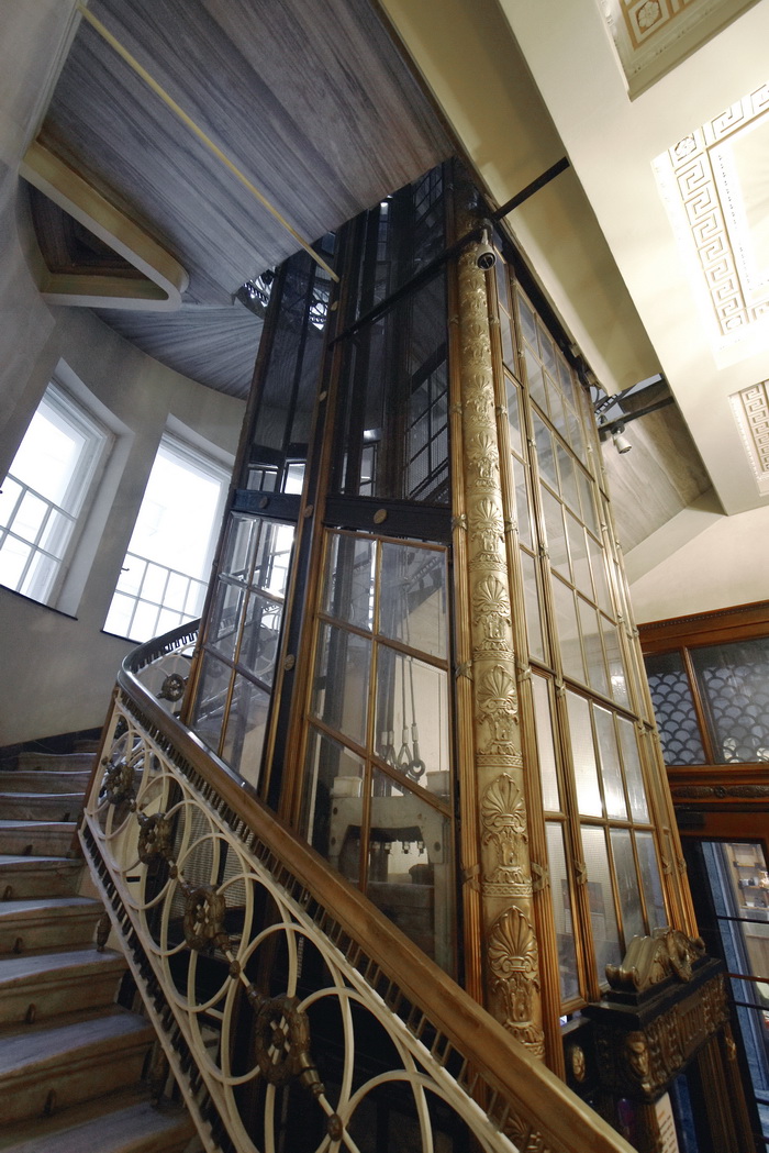 Остекление лифтовой шахты в доме Мертенса в Петербурге по адресу Невский пр., 21. Фото 2022