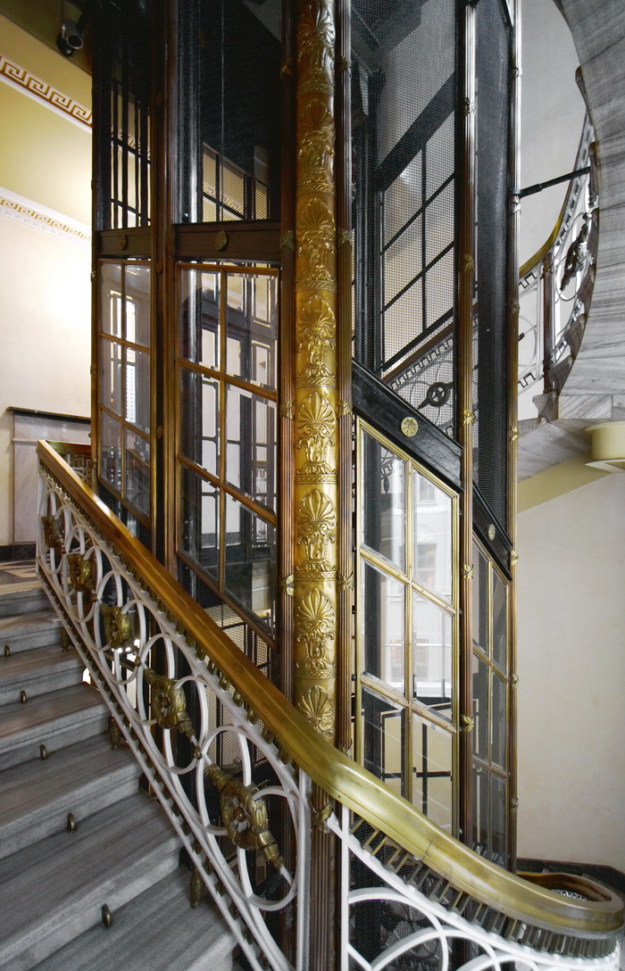 Стеклянный лифт в доме Мертенса в Петербурге по адресу Невский пр., 21. Фото 2022