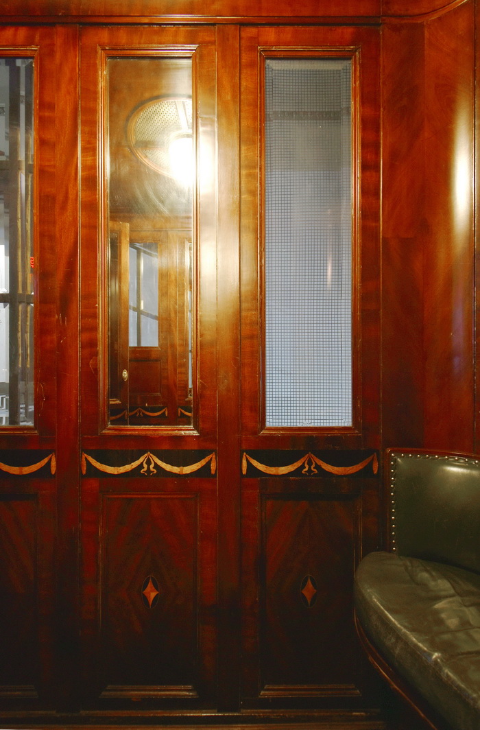 Кабина в стеклянном лифте в доме Мертенса в Петербурге по адресу Невский пр., 21. Фото 2022