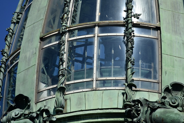 Стеклянная башня со сферой из фацетного гнутого стекла в доме компании Зингер в Петербурге на Невском пр., 28. Фото 2022