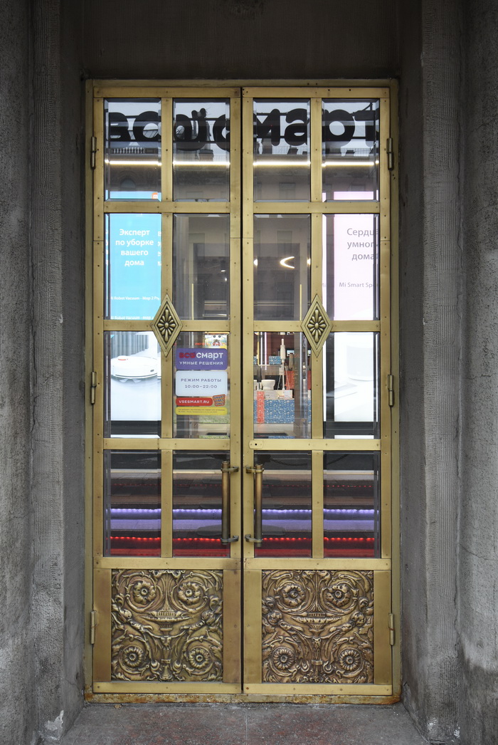 Фацетное остекление дверей в Петербурге по адресу Невский пр., 80. Фото 2023