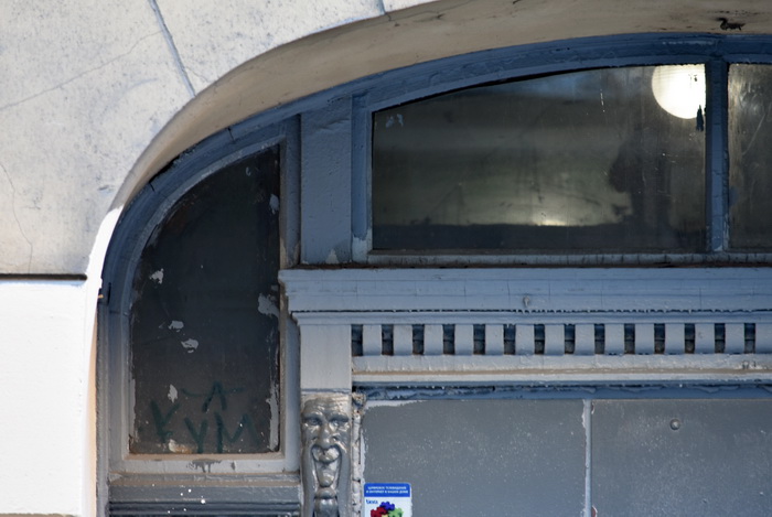 Фацетные стекла в оформлении входа в доходном доме в Петербурге по адресу ул. Рылеева, 17-19. Фото 2020