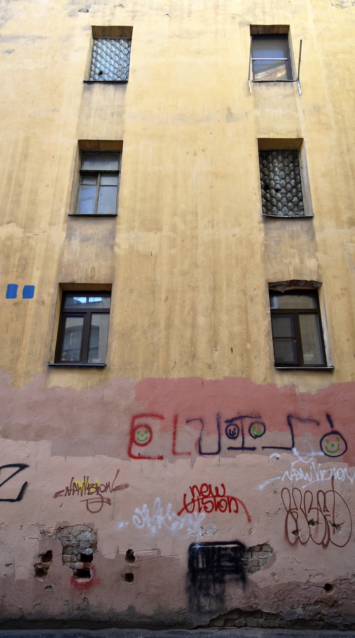 Стеклоблоки Фальконье на фасаде дома в С.-Петербурге по адресу ул. Рубинштейна, 8. Фото 2022