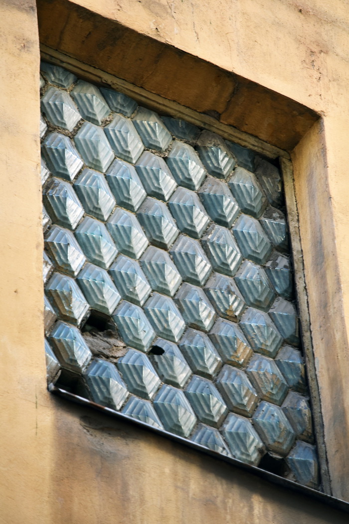 Стеклоблоки Фальконье на фасаде дома в С.-Петербурге по адресу ул. Рубинштейна, 8. Фото 2022