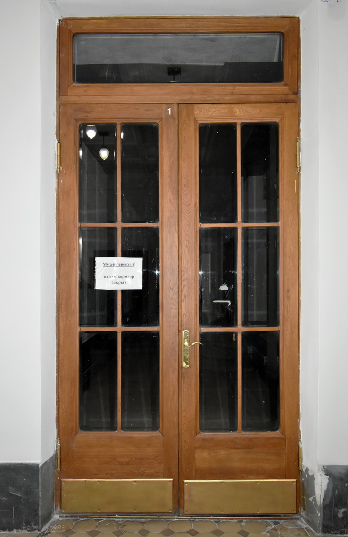 Двери с фацетом в вестибюле здания в С.-Петербурге по адресу Садовая ул., 34. Фото 2022