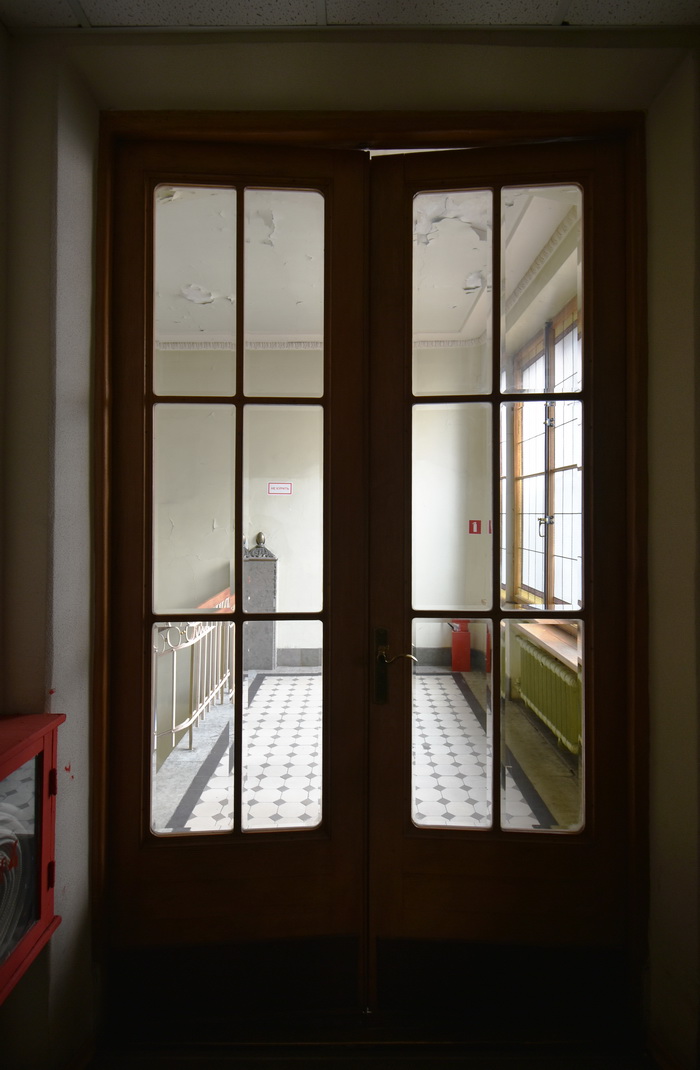 Двери в здании Второго общества взаимного кредита в Петербурге на Садовой ул., 34. Фото 2022