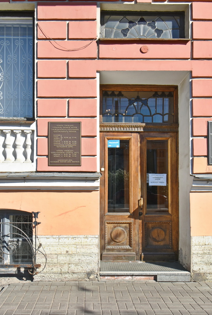 Витражи в Петербурге в доме Экарева на Суворовском пр., 41. Фото 2022
