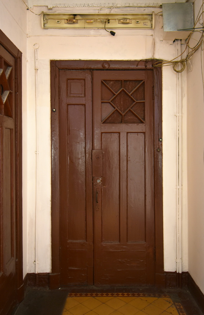Декоративное остекление дверей в доходной доме в Петербурге на Таврической ул., 43. Фото 2021