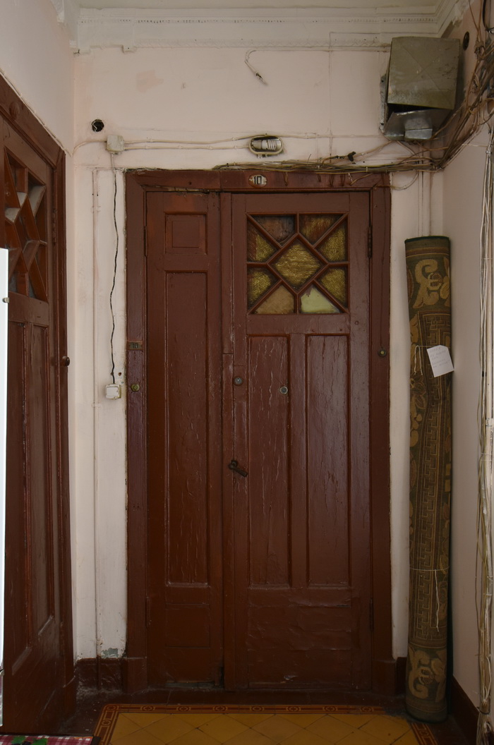 Декоративное остекление дверей в доходной доме в Петербурге на Таврической ул., 43. Фото 2021