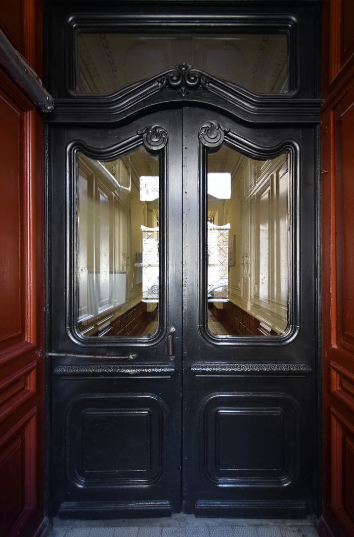 Дверь с фацетным остеклением начала ХХ века в петербургском доходном доме по адресу Виленский пер., 3. Фото 2020