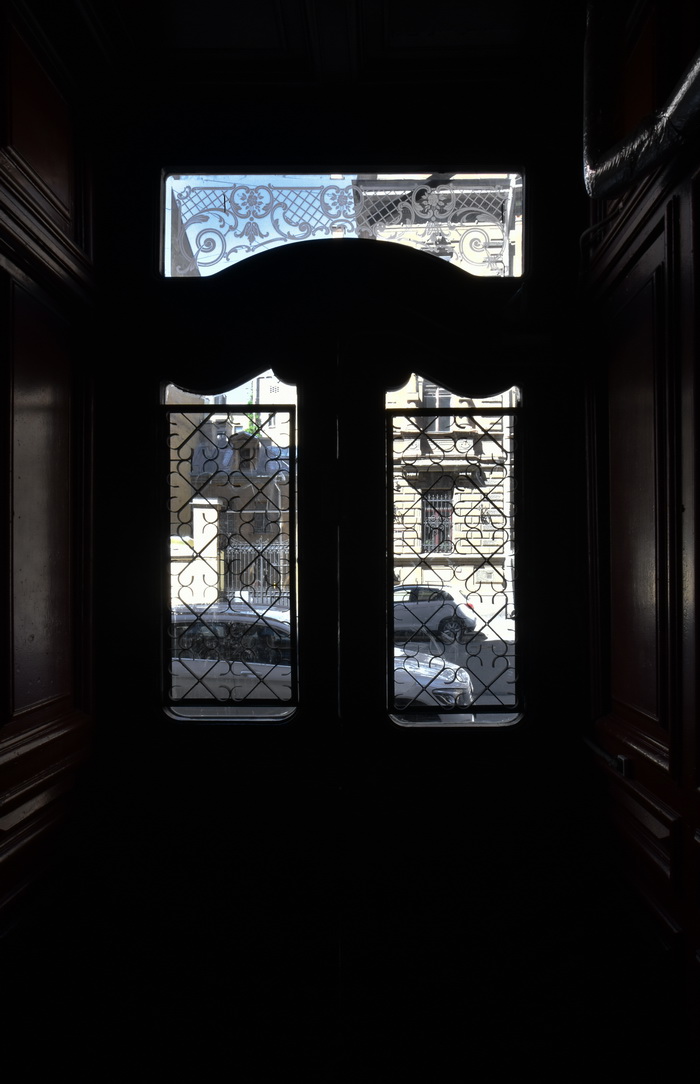 Дверь с травленым стеклом начала ХХ века в петербургском доходном доме по адресу Виленский пер., 3. Фото 2020