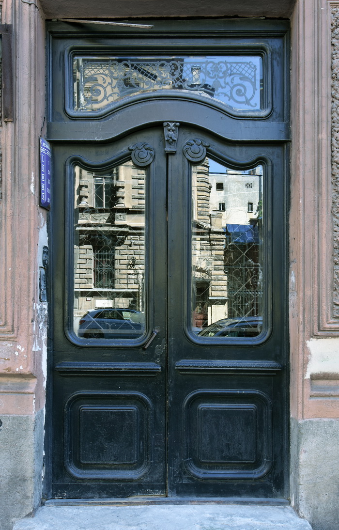Дверь с травленым стеклом начала ХХ века в петербургском доходном доме по адресу Виленский пер., 3. Фото 2020