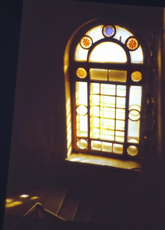 Декоративное остекление в доходном доме в Петербурге по адресу Воскресенская наб., 30. Фото 1993