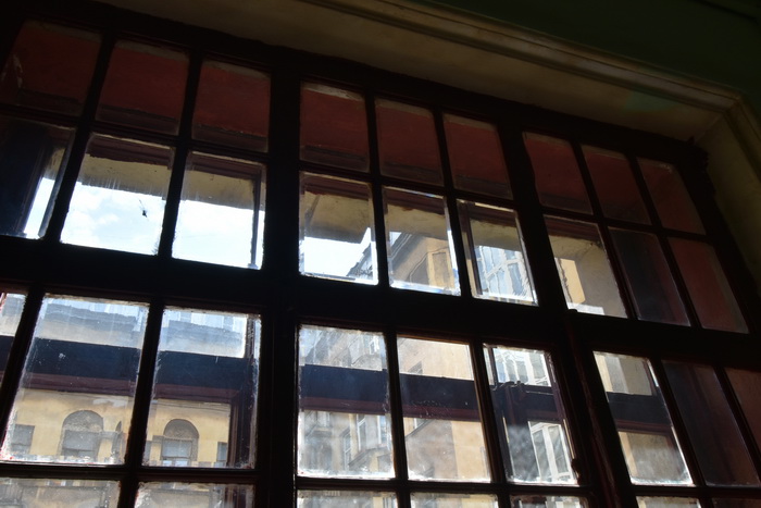 Фацетные стекла в окнах доходного дома в Петербурге по адресу Загородный пр., 24. Фото 2020