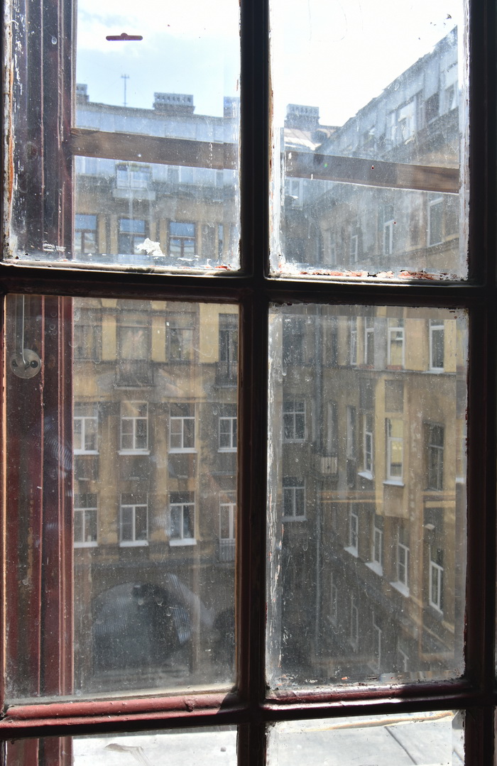 Фацетные стекла в окнах доходного дома в Петербурге по адресу Загородный пр., 24. Фото 2020