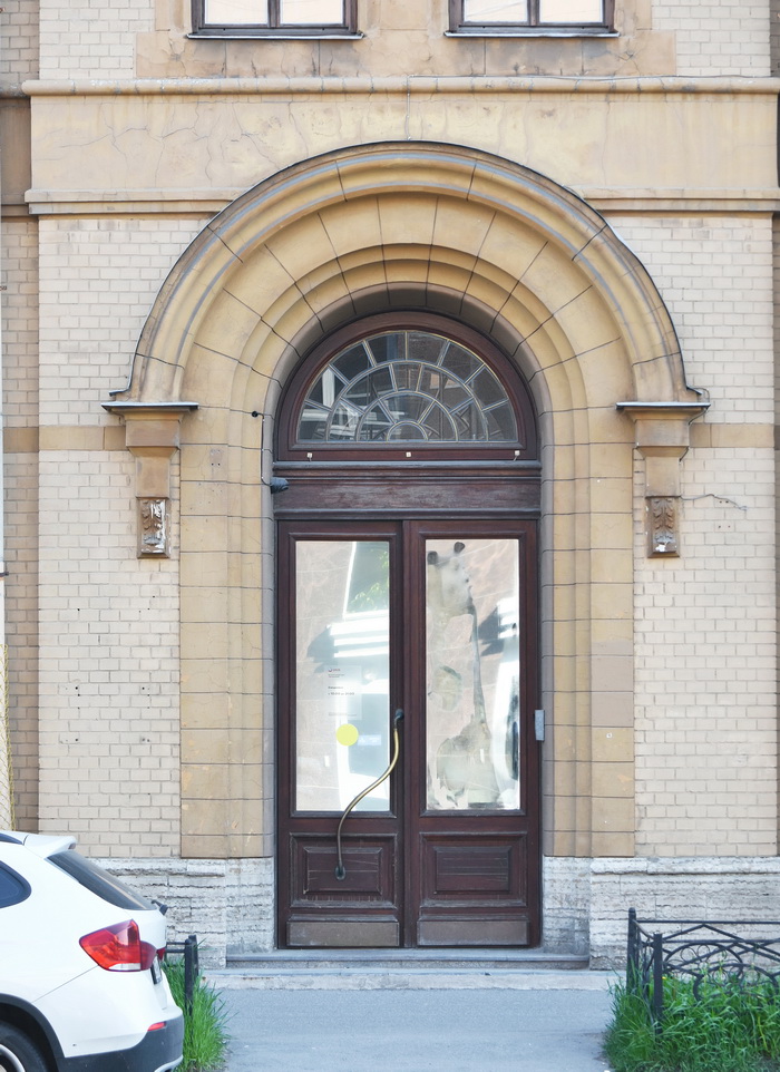 Фацетный витраж в здании типографии Лемана в С.-Петербурге на Звенигородской ул., 20. Фото 2023