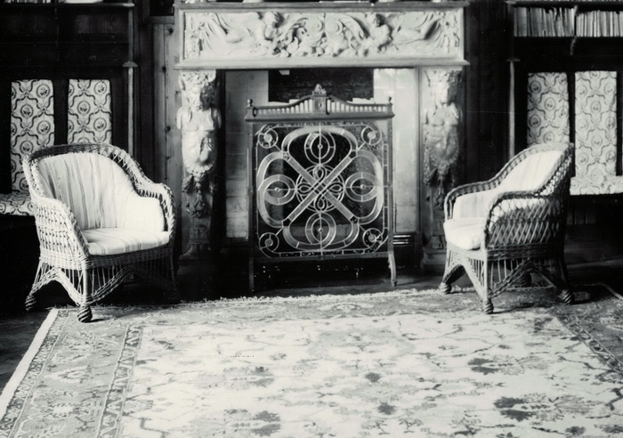 Интерьер на даче М. Э. Клейнмихель на Каменном острове. Каминный экран из цветного стекла. Фрагмент фото ЦГАКФФД, 1913