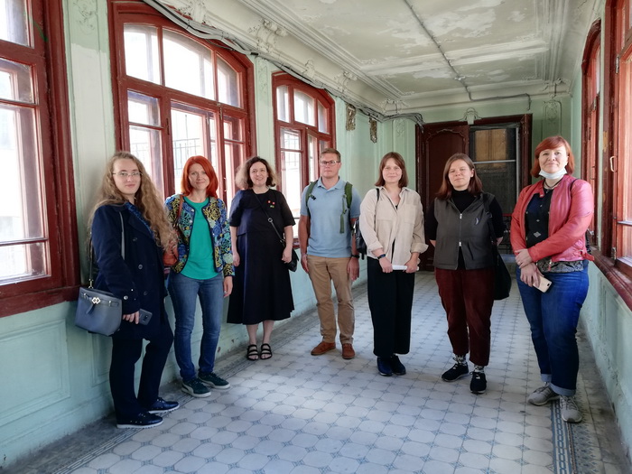 Волонтеры проекта "Витражи Петербург: инвентаризация" на экскурсии в доме Бака. Фото 2020