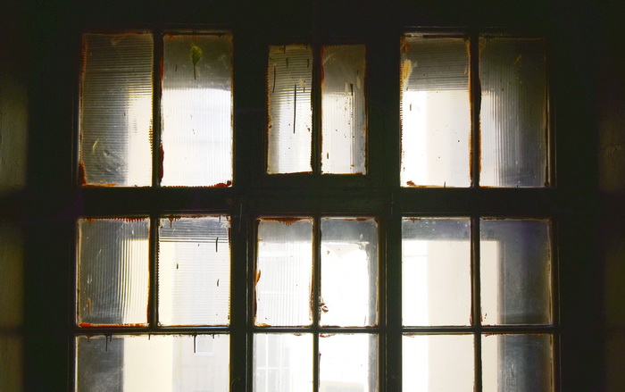 Рифленое стекло в окнах доходного дома В.Х.Манделя в Петербурге по адресу Б. Монетная ул., 29. Фото 2020