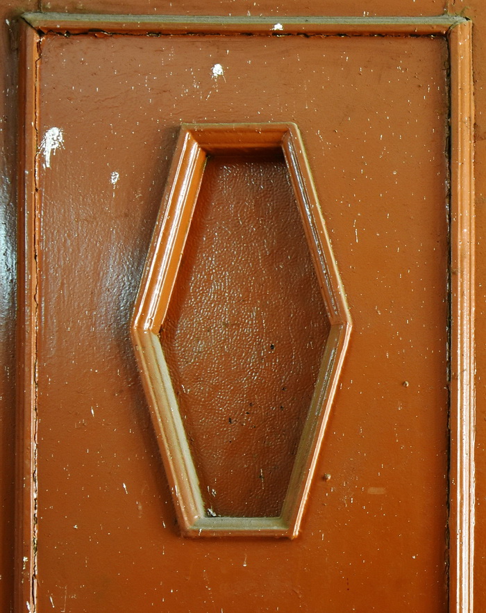 Фактурное стекло в квартирной двери доходного дома В.Х.Манделя в Петербурге по адресу Б. Монетная ул., 29. Фото 2020