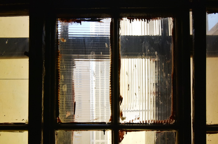 Рифленое стекло в окнах доходного дома В.Х.Манделя в Петербурге по адресу Б. Монетная ул., 29. Фото 2020