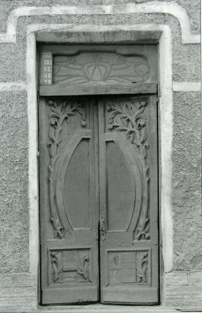 Дверь парадной по адресу Б.Пушкарская ул., д. 60/Ординарная ул., 2. Фото 1990-х гг. С. Шмидта