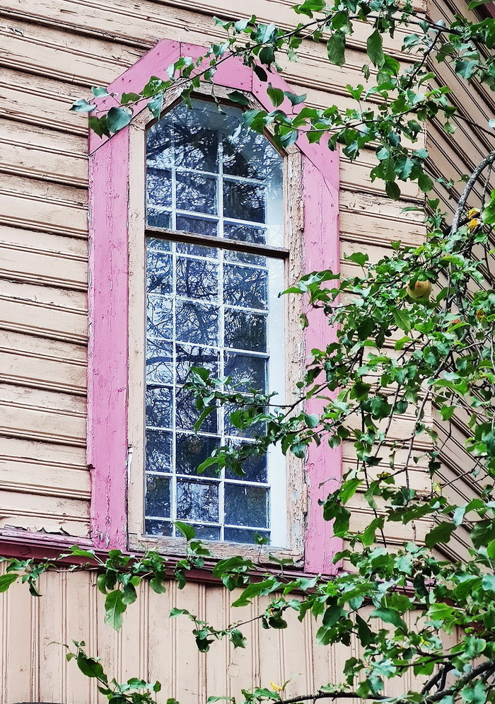 Разноцветное окно на даче М. К. Кугушевой, 1895. С.-Петербург, Боковая аллея, д. 1. Вид снаружи. Фото 2020