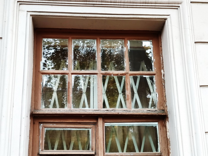 Окна с фацетными стеклами на даче М. К. Кугушевой, С.-Петербурга, Боковая аллея, 1. Фото 2020