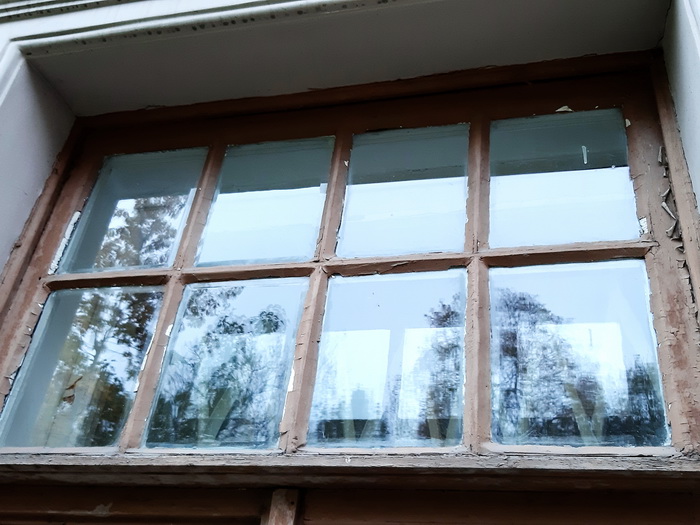 Окна с фацетными стеклами на даче М. К. Кугушевой, С.-Петербурга, Боковая аллея, 1. Фото 2020