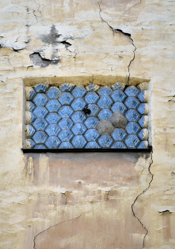 Стеклоблоки Фальконье в окнах петербургского дома по адресу Большой пр. ПС., д. 104. Вид из двора дома 106. Фото 2020