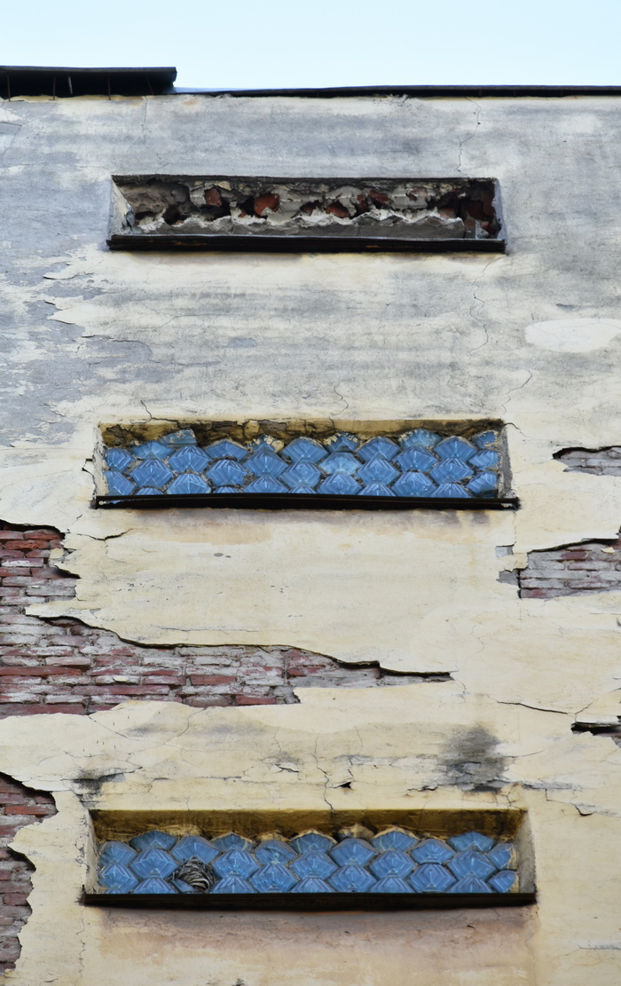 Стеклоблоки Фальконье в окнах петербургского дома по адресу Большой пр. ПС., д. 104. Вид из двора дома 106. Фото 2020