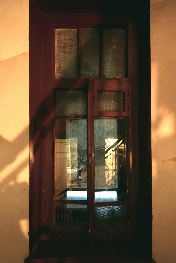 Большой пр., д. 106 / наб. р. Карповки, д. 8. Доходный дом с сохранившимся историческим фактурным остеклением. Левая парадная, 1-2 этаж, второе окно