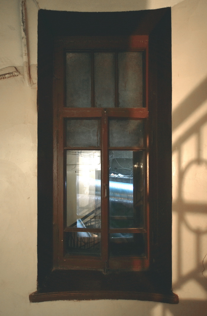 Большой пр., д. 106 / наб. р. Карповки, д. 8. Доходный дом с сохранившимся историческим фактурным остеклением. Левая парадная, 1-2 этаж, третье окно