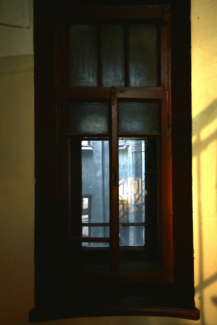 Большой пр., д. 106 / наб. р. Карповки, д. 8. Доходный дом с сохранившимся историческим фактурным остеклением типа "калейдоскоп". Левая парадная, 2-3 этаж, первое окно