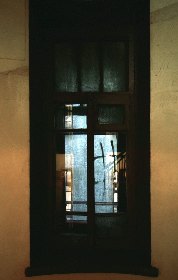Большой пр., д. 106 / наб. р. Карповки, д. 8. Доходный дом с сохранившимся историческим фактурным остеклением. Левая парадная, 2-3 этаж, второе окно